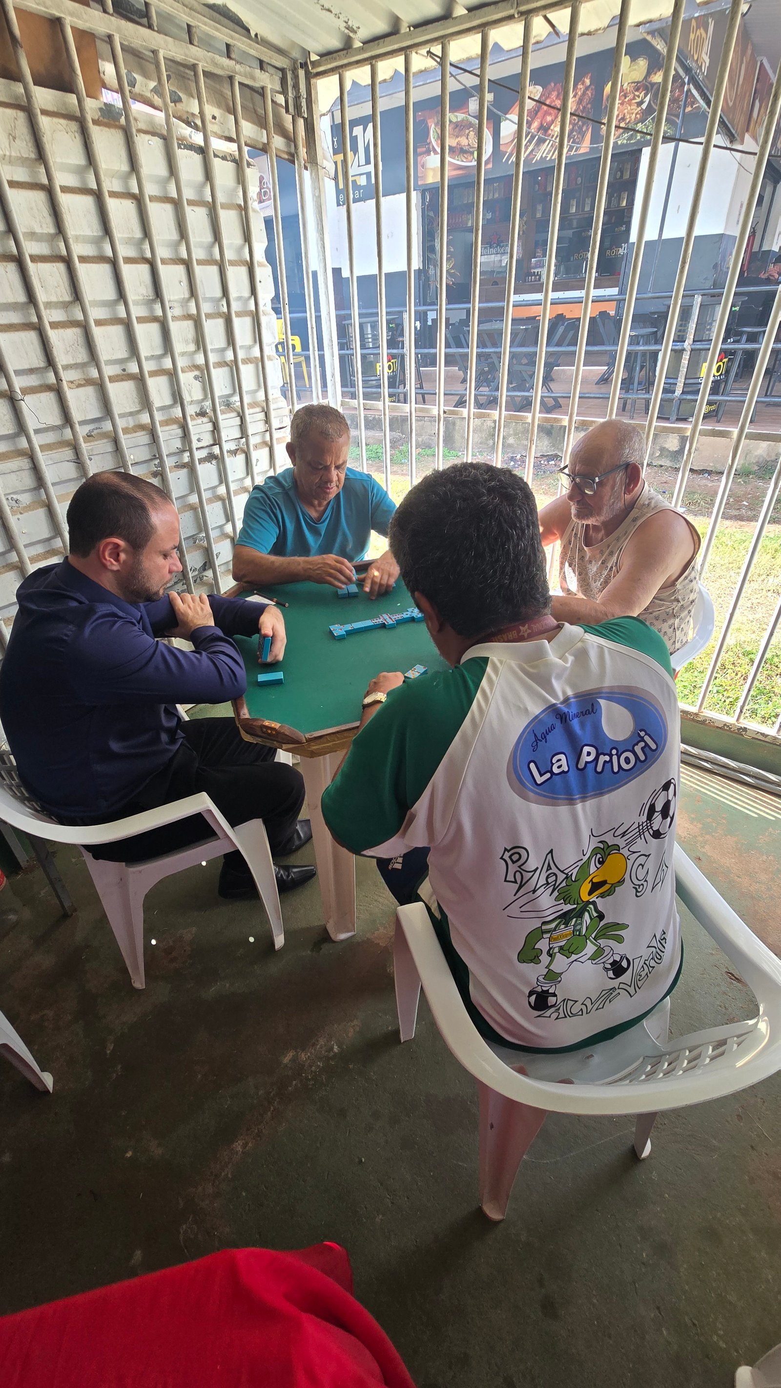 Concentração em partida de dominó no clube Tanaka